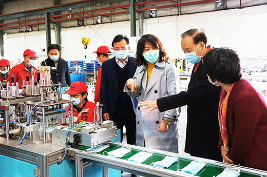 青浦区委副书记杨小菁等领导一行考察威廉希尔中文官网全自动口罩生产流水线设备